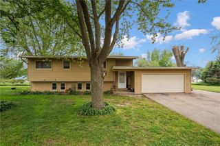 331 Lake View Drive NE, Solon, IA 52333
