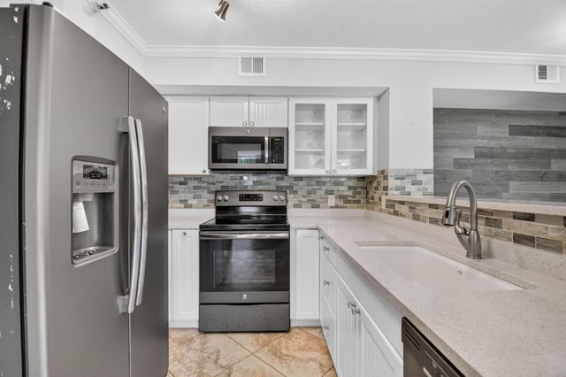 110 YACHT CLUB Way 103, Hypoluxo, FL 33462