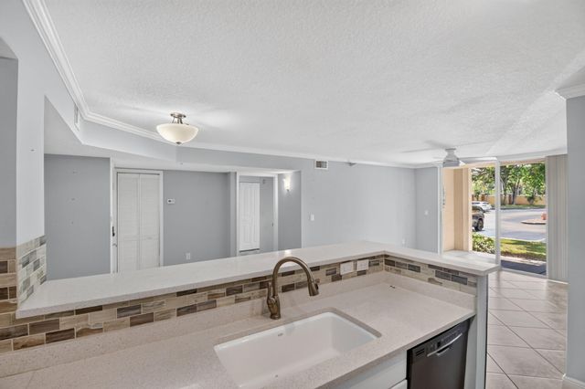 110 YACHT CLUB Way 103, Hypoluxo, FL 33462