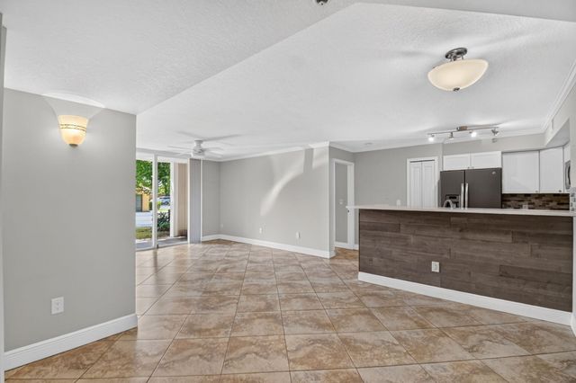 110 YACHT CLUB Way 103, Hypoluxo, FL 33462