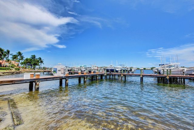 110 YACHT CLUB Way 103, Hypoluxo, FL 33462