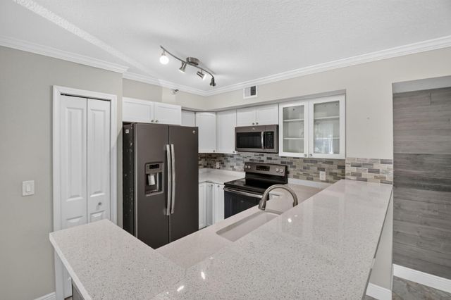 110 YACHT CLUB Way 103, Hypoluxo, FL 33462