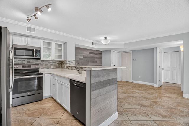 110 YACHT CLUB Way 103, Hypoluxo, FL 33462