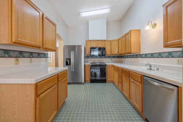 2434 W Buena Vista Avenue, Visalia, CA 93291