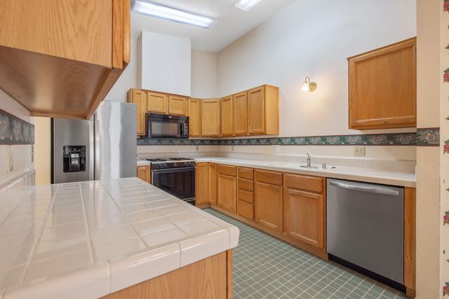 2434 W Buena Vista Avenue, Visalia, CA 93291