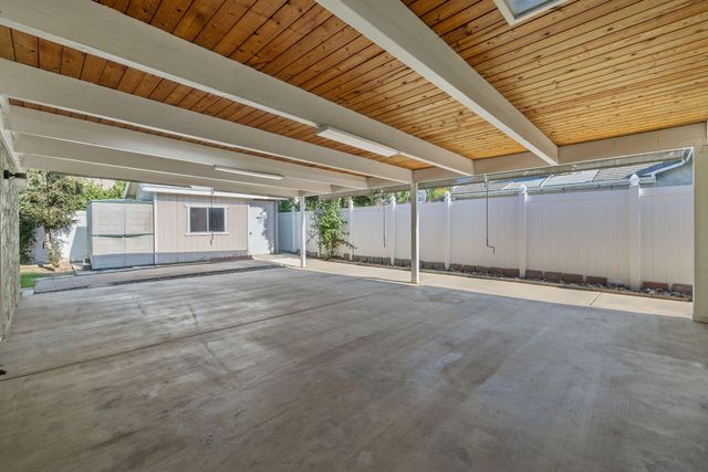 2434 W Buena Vista Avenue, Visalia, CA 93291