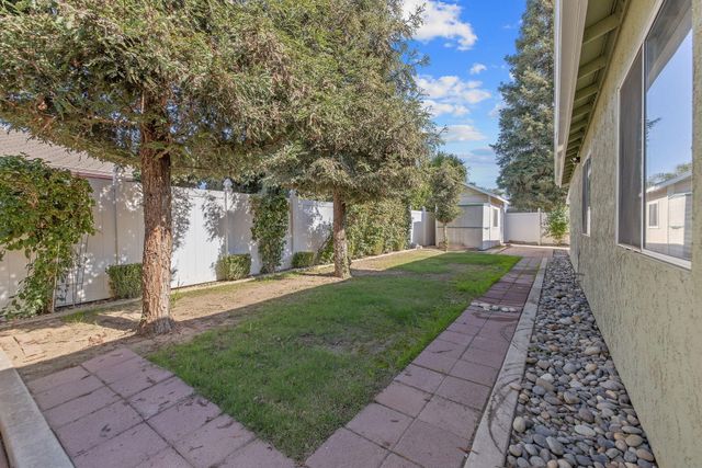 2434 W Buena Vista Avenue, Visalia, CA 93291