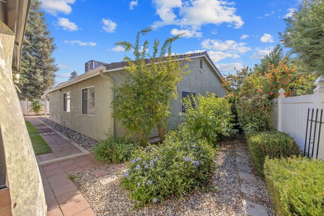 2434 W Buena Vista Avenue, Visalia, CA 93291