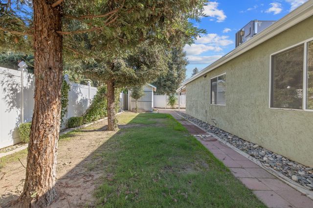 2434 W Buena Vista Avenue, Visalia, CA 93291