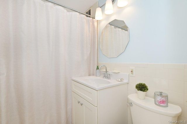 4 Birchwood Court 1O, Mineola, NY 11501