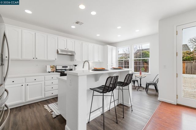 5700 Oakmont Dr, Richmond, CA 94806