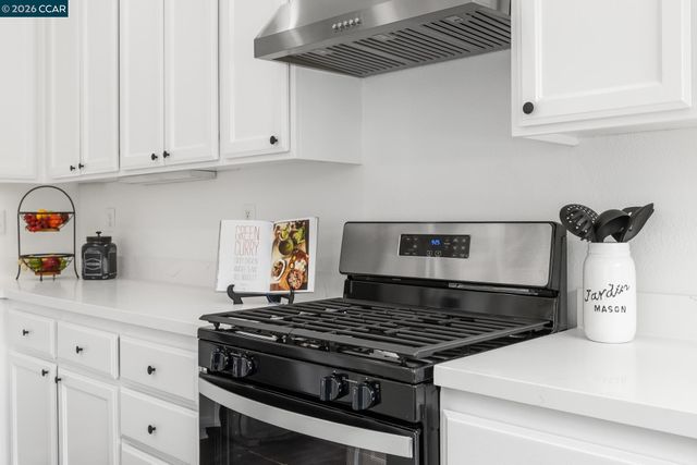 5700 Oakmont Dr, Richmond, CA 94806