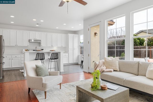 5700 Oakmont Dr, Richmond, CA 94806