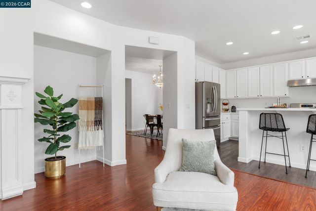 5700 Oakmont Dr, Richmond, CA 94806