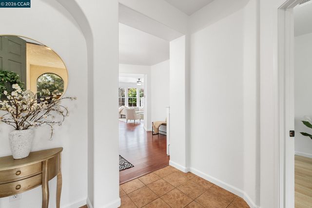 5700 Oakmont Dr, Richmond, CA 94806