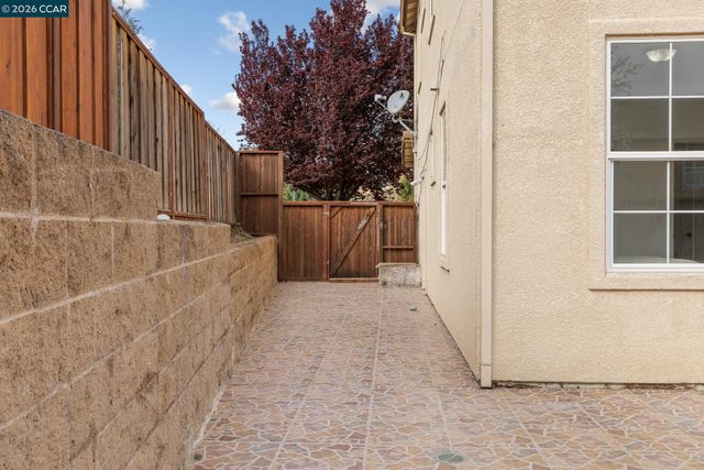 5700 Oakmont Dr, Richmond, CA 94806