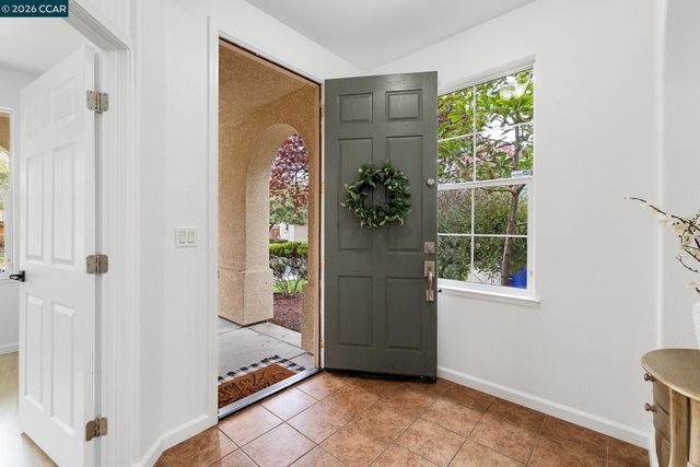 5700 Oakmont Dr, Richmond, CA 94806