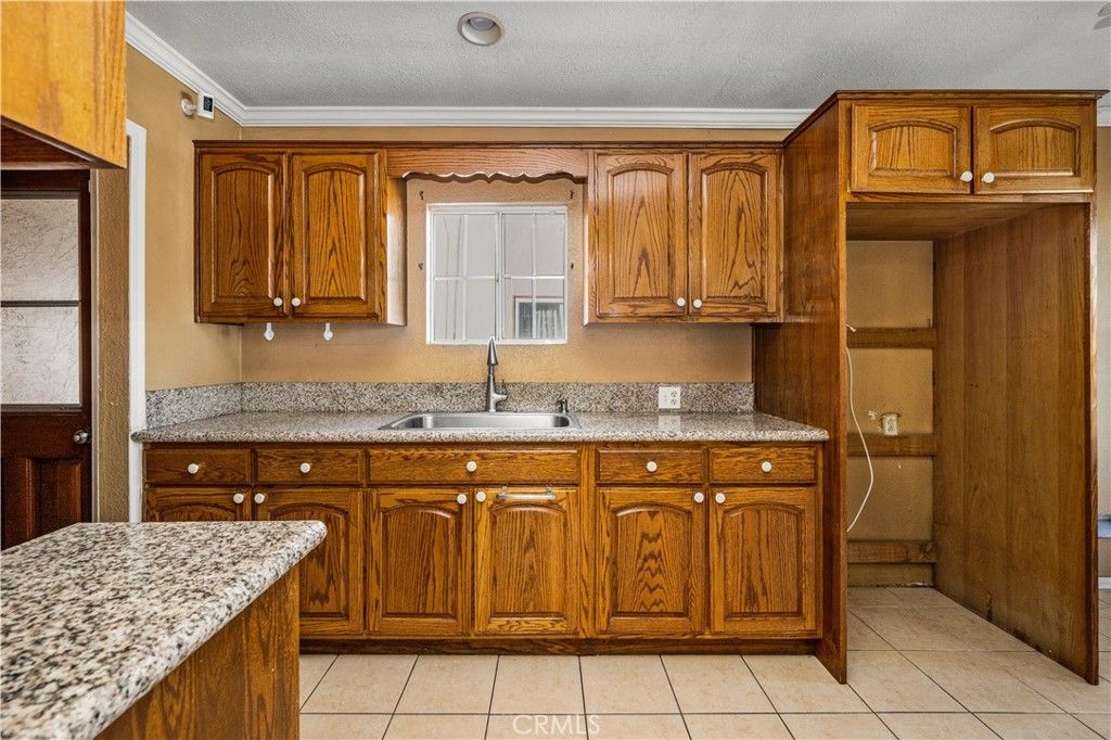 Image 8 of property listing at 9933 San Anselmo, South Gate, CA 90280