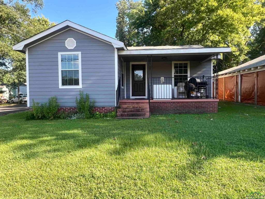 210 E Birdsong St, Longview, TX 75602