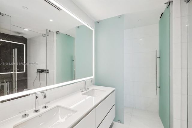 300 Biscayne Boulevard Way 3805W, Miami, FL 33131