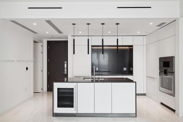 300 Biscayne Boulevard Way 3805W, Miami, FL 33131