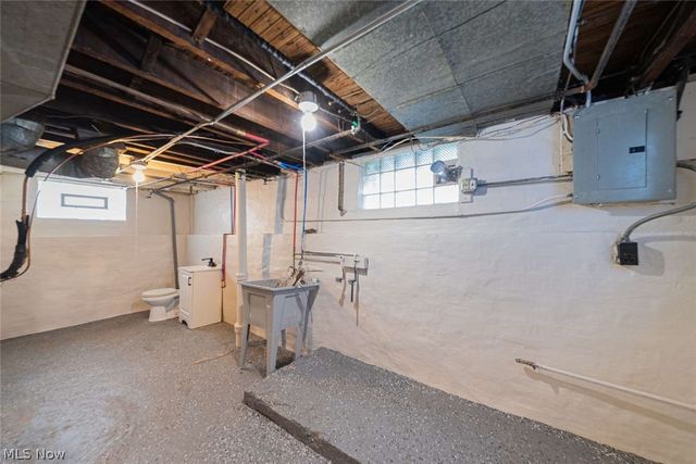1524 E 221st Street, Euclid, OH 44117