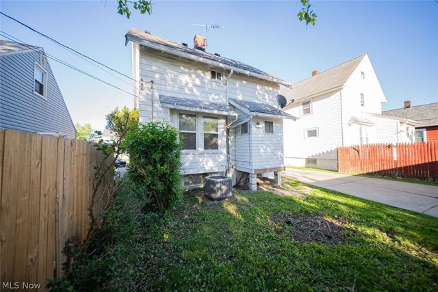 1524 E 221st Street, Euclid, OH 44117