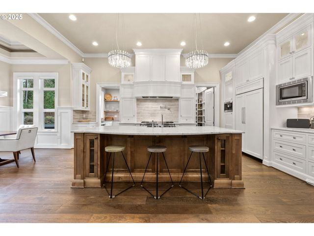 13710 KNAUS Rd, Lake Oswego, OR 97034