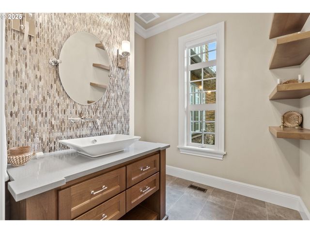 13710 KNAUS Rd, Lake Oswego, OR 97034