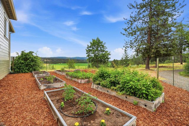 16919 N South Bank Rd, Nine Mile Falls, WA 99026