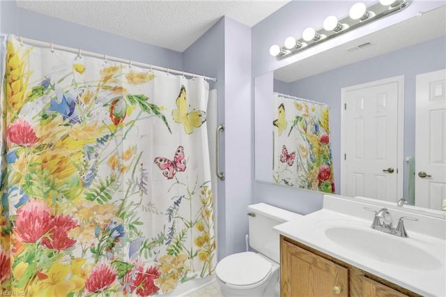 862 Gleneagles DR, Newport News, VA 23602