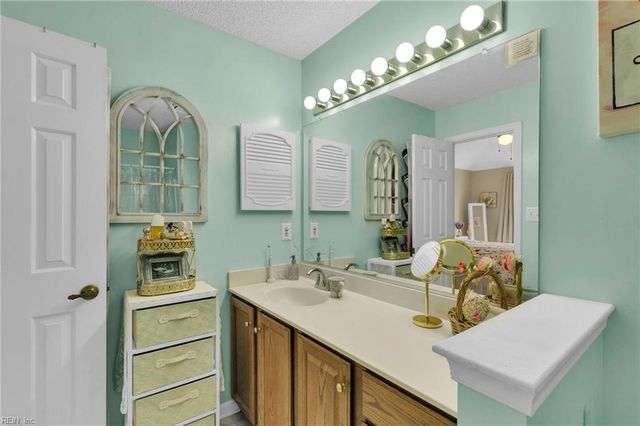 862 Gleneagles DR, Newport News, VA 23602