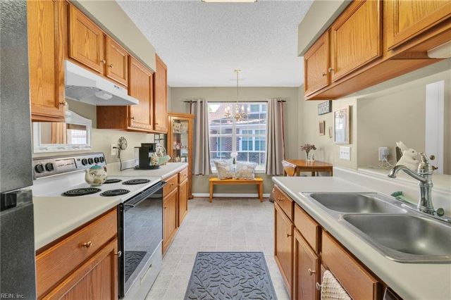 862 Gleneagles DR, Newport News, VA 23602