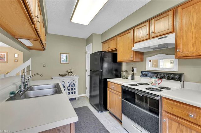 862 Gleneagles DR, Newport News, VA 23602