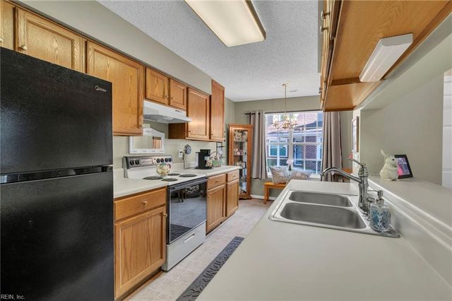 862 Gleneagles DR, Newport News, VA 23602