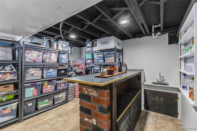 1043 Arthur Drive, Troy, MI 48083