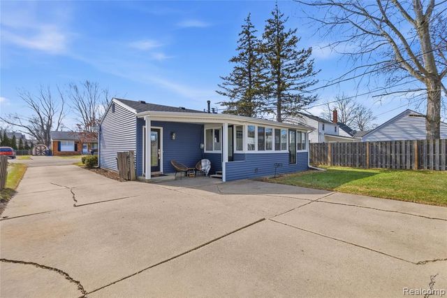 1043 Arthur Drive, Troy, MI 48083