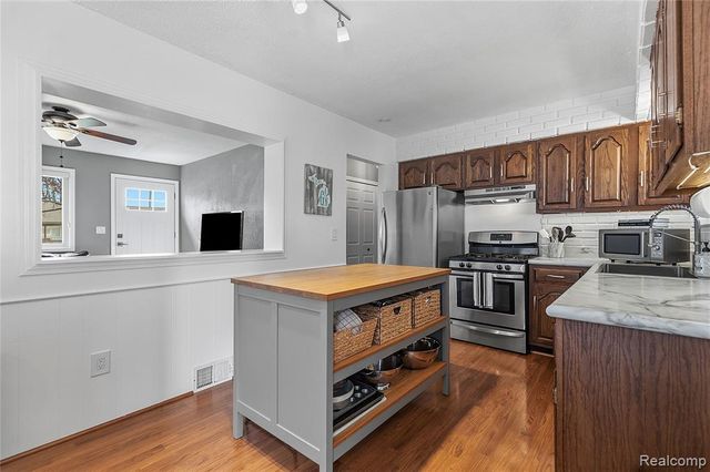 1043 Arthur Drive, Troy, MI 48083