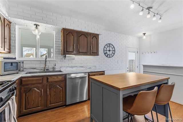 1043 Arthur Drive, Troy, MI 48083