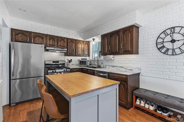 1043 Arthur Drive, Troy, MI 48083