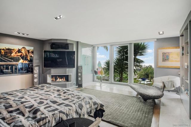 7116 Country Club Drive, La Jolla, CA 92037