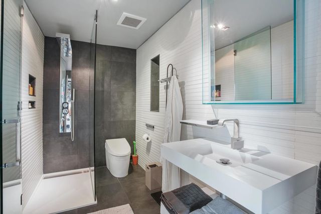 7116 Country Club Drive, La Jolla, CA 92037