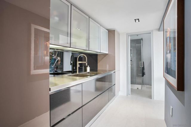 7116 Country Club Drive, La Jolla, CA 92037