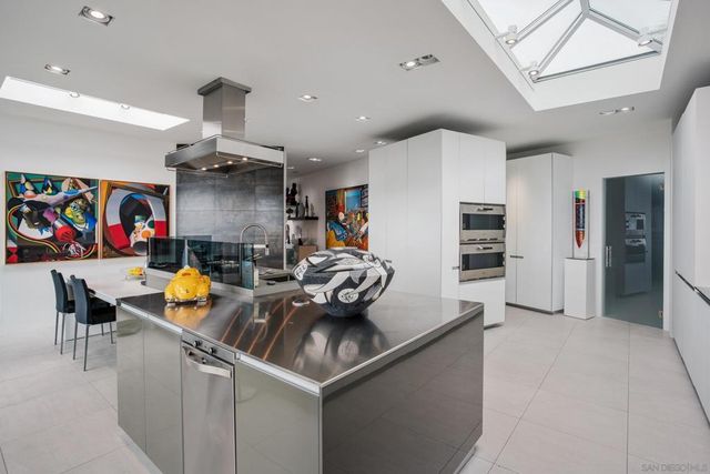 7116 Country Club Drive, La Jolla, CA 92037