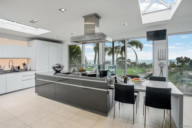 7116 Country Club Drive, La Jolla, CA 92037