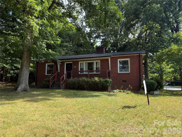 706 12th Avenue NE, Hickory, NC 28601