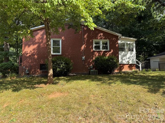 706 12th Avenue NE, Hickory, NC 28601