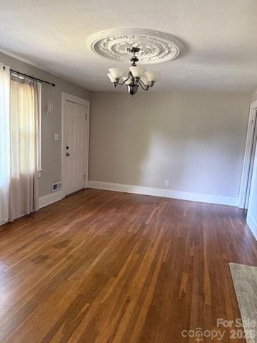 706 12th Avenue NE, Hickory, NC 28601