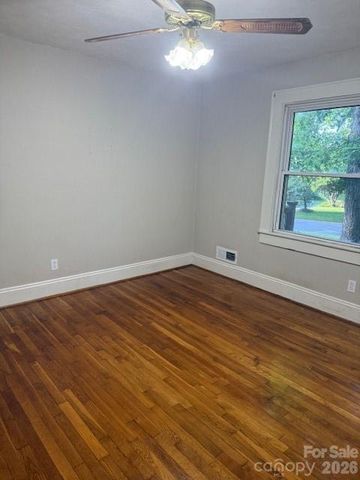 706 12th Avenue NE, Hickory, NC 28601