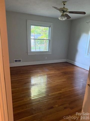 706 12th Avenue NE, Hickory, NC 28601